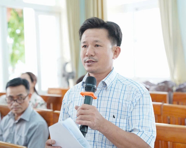 Cử tri ph&aacute;t biểu tại kỳ họp.