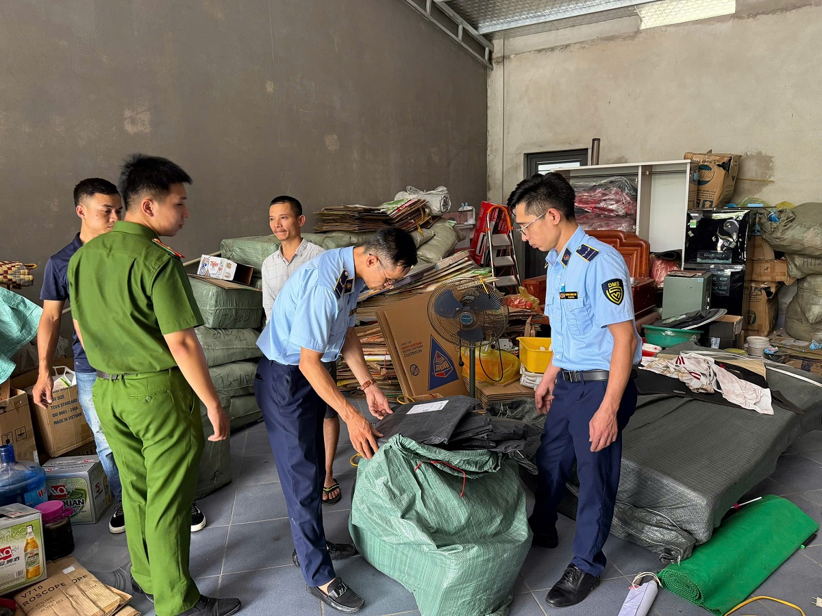 Lạng Sơn: Tạm giữ hơn 3.300 sản phẩm kem sáp vệ sinh giày không rõ nguồn gốc