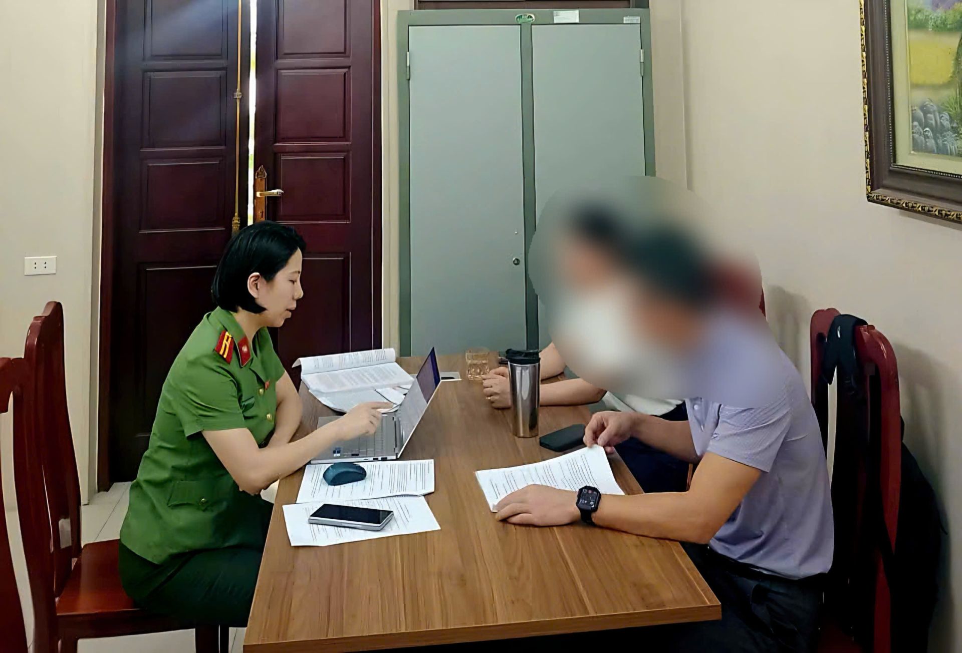 Lực lượng chức năng l&agrave;m việc với đại diện C&ocirc;ng ty cổ phần đ&agrave;o tạo AMES chi nh&aacute;nh H&agrave; Nội. Ảnh: C&ocirc;ng an cung cấp