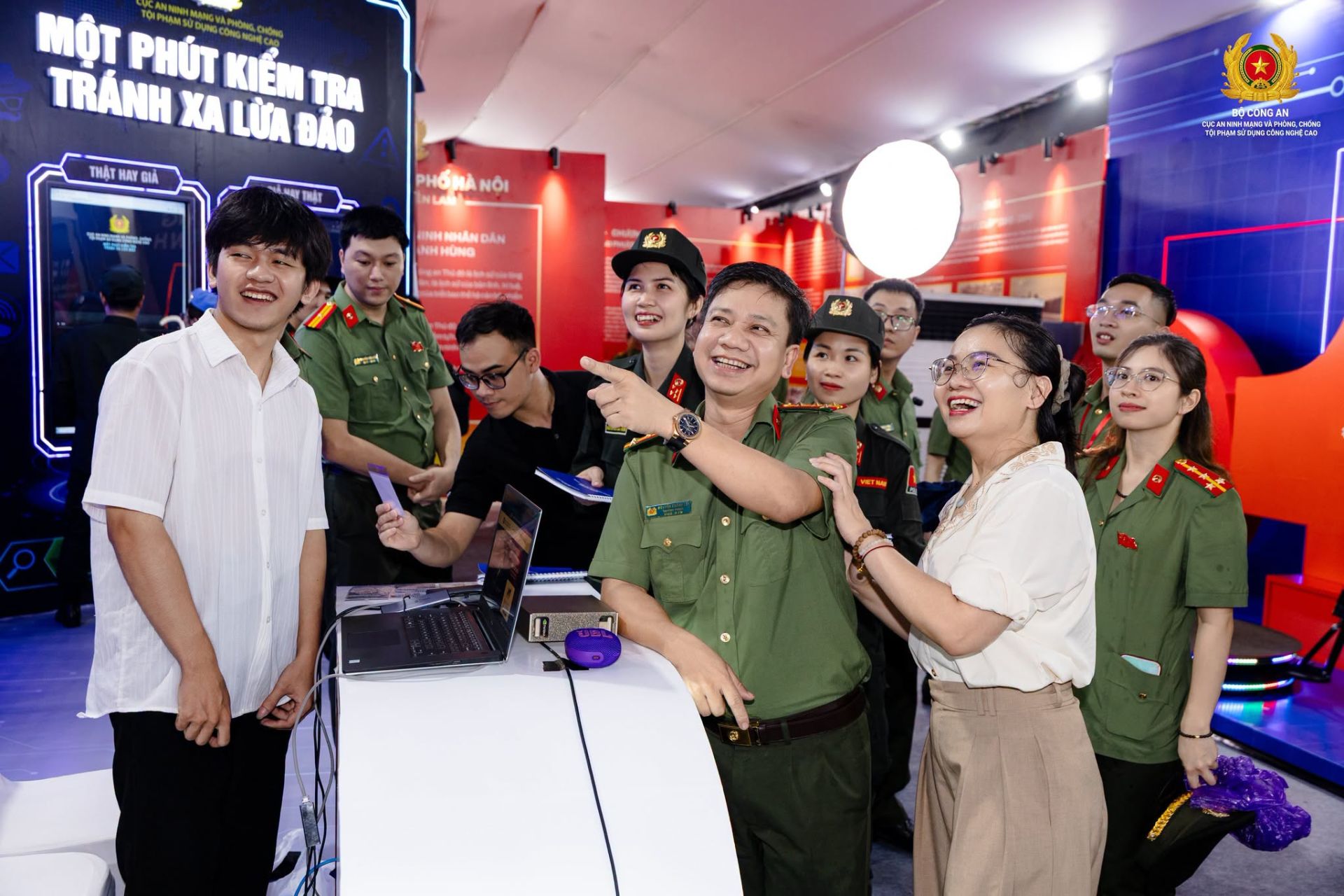 Người dân trải nghiệm các hoạt động tương tác tại triển lãm Người dân trải nghiệm các hoạt động tương tác tại triển lãm