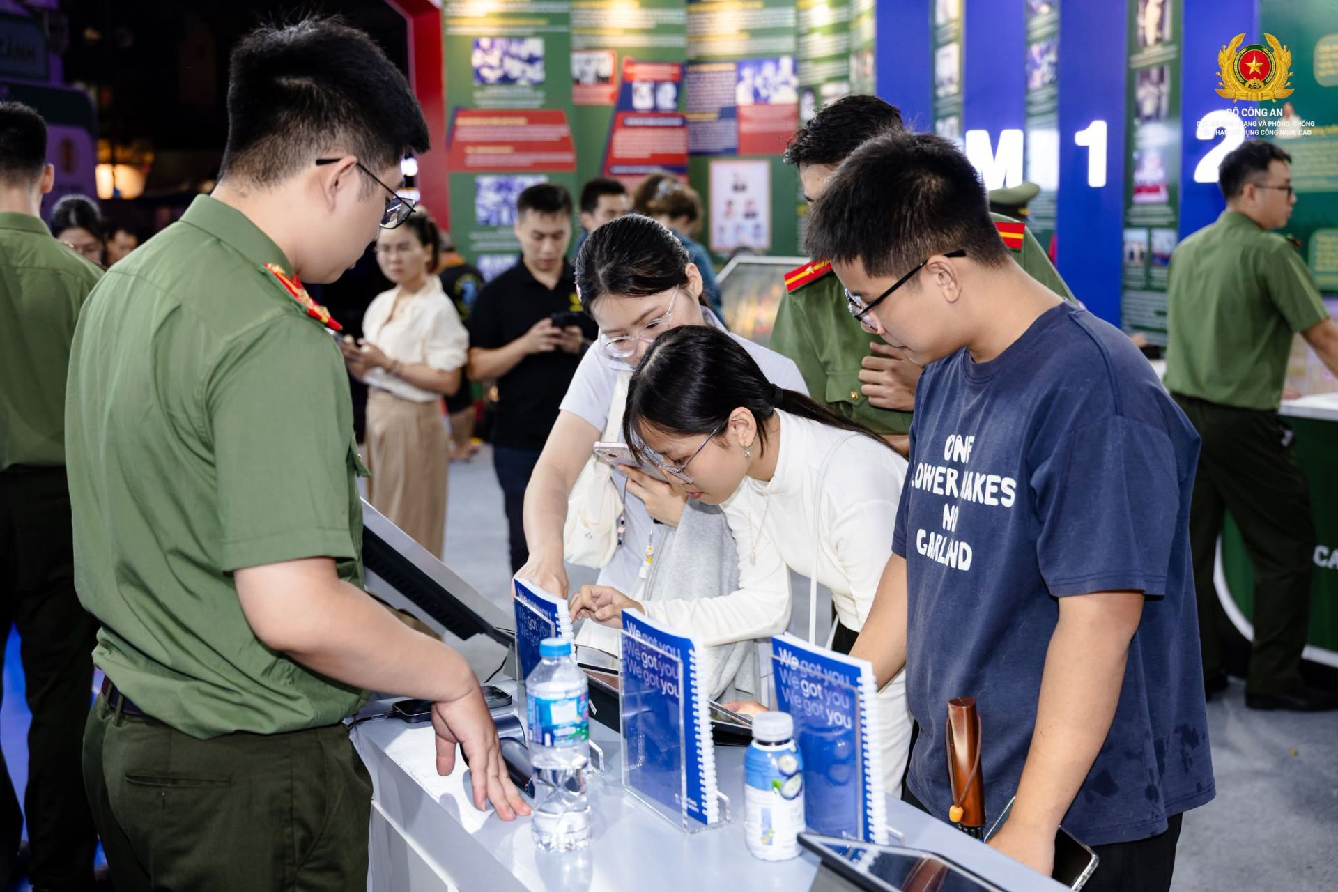 Người dân được lực lượng chức năng hướng dẫn nhận diện các thủ đoạn lừa đảo trực tuyến thông qua các khu vực trải nghiệm tương tác. Người dân được lực lượng chức năng hướng dẫn nhận diện các thủ đoạn lừa đảo trực tuyến thông qua các khu vực trải nghiệm tương tác.