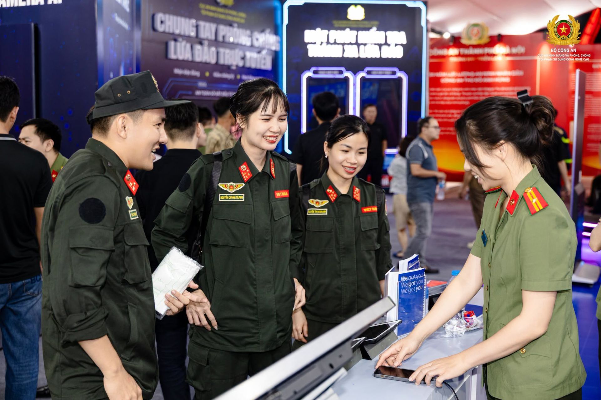 Triển lãm "Bức tường An ninh mạng" mang trải nghiệm an toàn số đến người dân Thủ đô