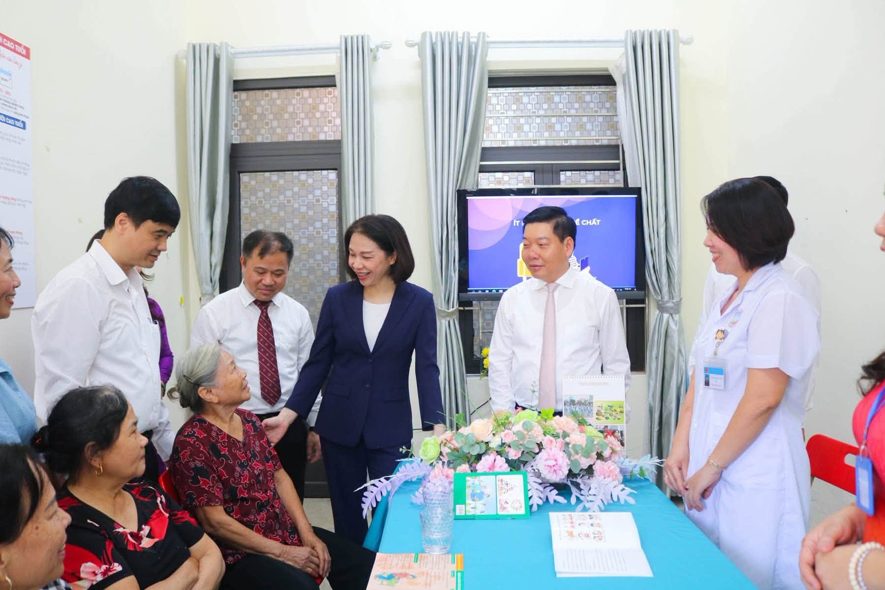 Ph&oacute; Chủ tịch UBND TP H&agrave; Nội Vũ Thu H&agrave; thăm hỏi, tr&ograve; chuyện với người cao tuổi tại m&ocirc; h&igrave;nh th&iacute; điểm 