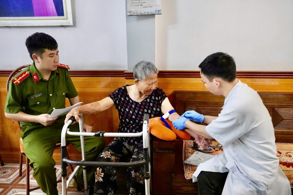Tổ công tác lưu động đến tận gia đình thân nhân liệt sĩ tại phường An Sinh để thu nhận mẫu ADN Tổ công tác lưu động đến tận gia đình thân nhân liệt sĩ tại phường An Sinh để thu nhận mẫu ADN