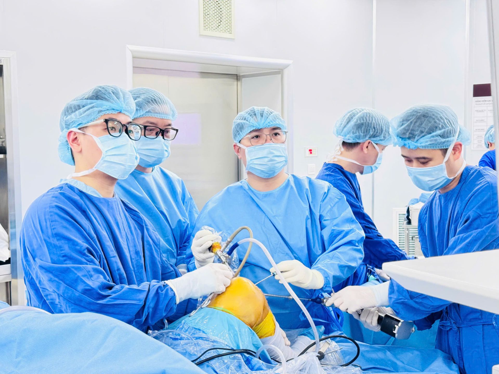 Vinmec Hải Phòng "giải cứu" khớp gối lỏng lẻo cho người phụ nữ bằng gân tự thân