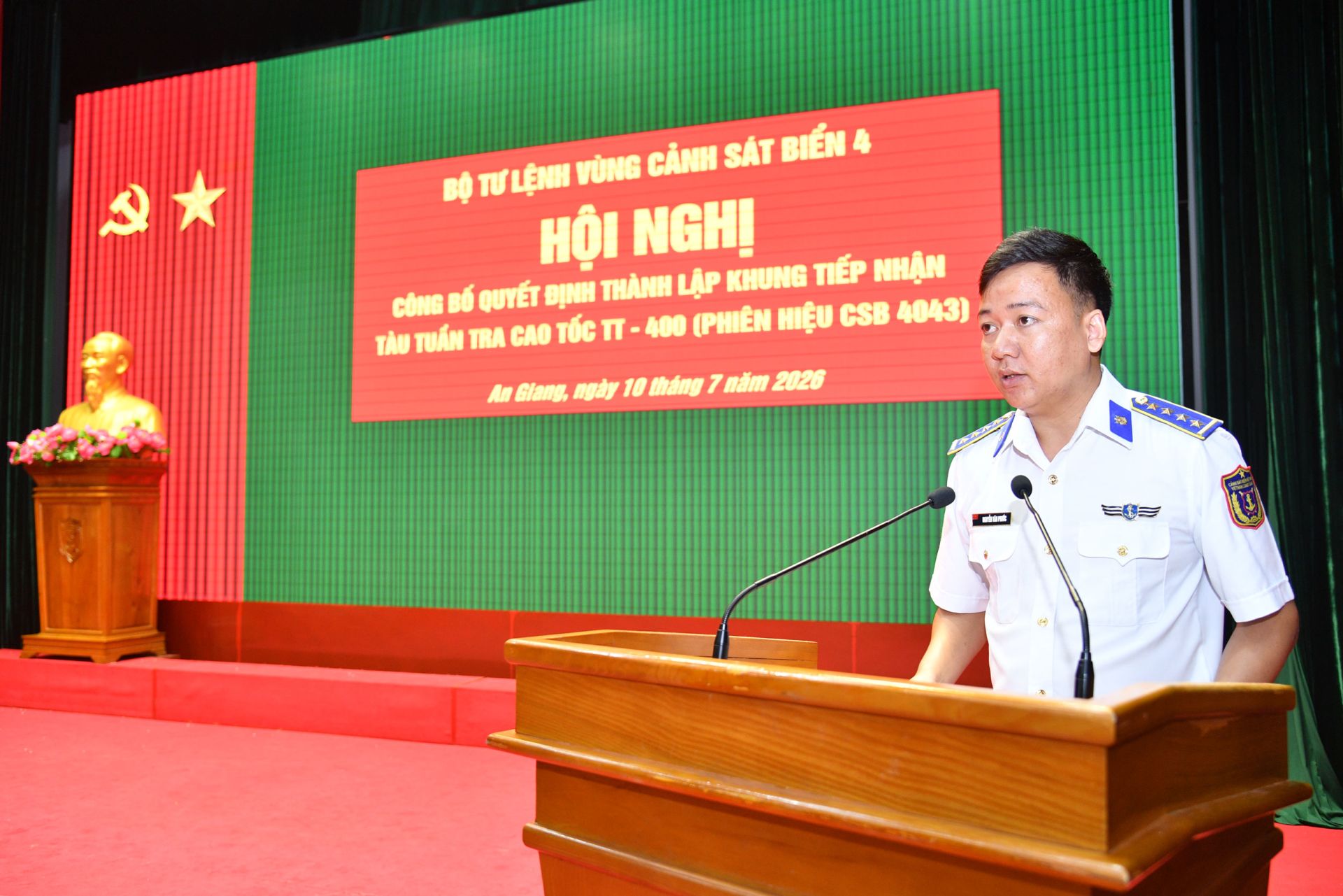 Đại &uacute;y Nguyễn Văn Phước - Thuyền trưởng t&agrave;u CSB 4043, Hải đội 401, Bộ Tư lệnh V&ugrave;ng Cảnh s&aacute;t biển 4 ph&aacute;t biểu tại hội nghị.