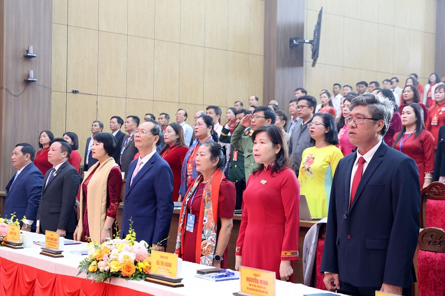 Các đại biểu dự đại hội thực hiện nghi thức chào cờ. Các đại biểu dự đại hội thực hiện nghi thức chào cờ.