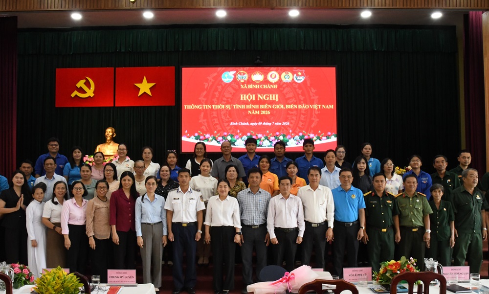 C&aacute;c đại biểu tham dự hội nghị chụp h&igrave;nh lưu niệm