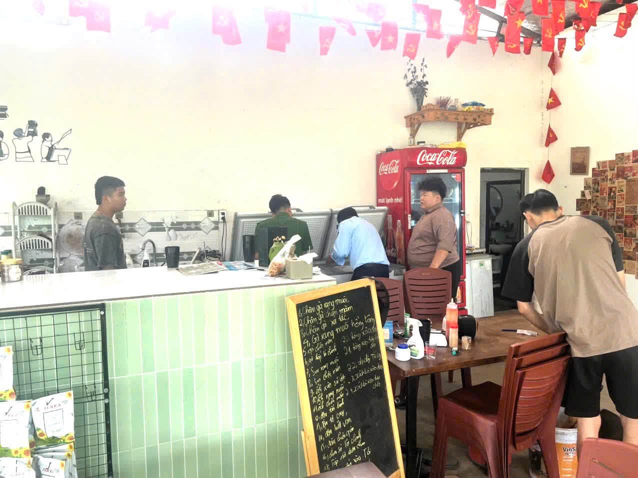 Công an xã Văn Bàn phối hợp với Đội QLTT số 8 kiểm tra hộ kinh doanh H. tại thôn Trung Đoàn Công an xã Văn Bàn phối hợp với Đội QLTT số 8 kiểm tra hộ kinh doanh H. tại thôn Trung Đoàn
