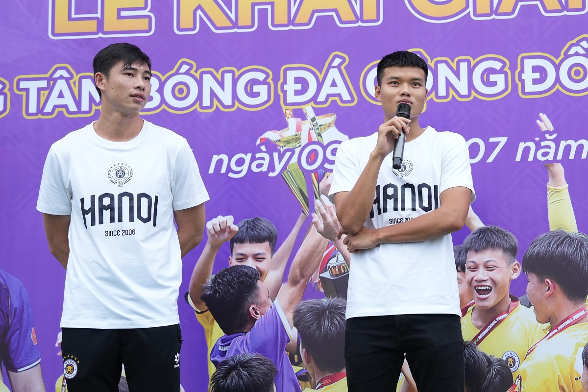Tiền đạo Văn T&ugrave;ng v&agrave; thủ m&ocirc;n Quan Văn Chuẩn tham dự lễ khai giảng Trung t&acirc;m B&oacute;ng đ&aacute; Cộng đồng H&agrave; Nội FC.