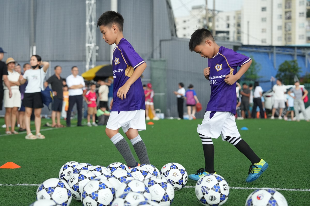 C&aacute;c học vi&ecirc;n được trải nghiệm gi&aacute;o &aacute;n chuy&ecirc;n m&ocirc;n của CLB H&agrave; Nội.