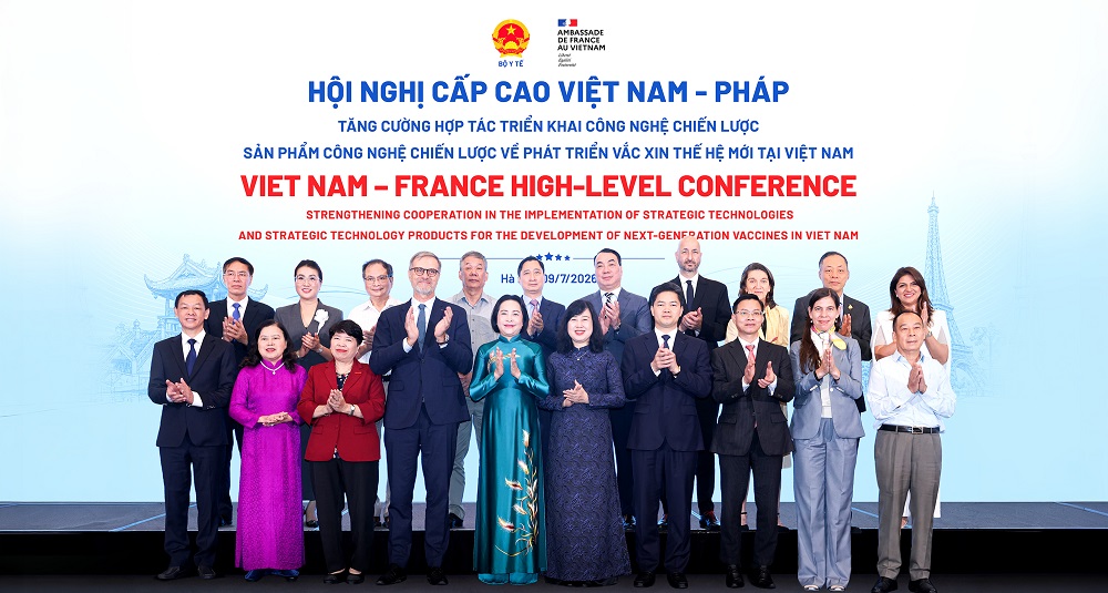Hội nghị cấp cao với sự tham dự của lãnh đạo Đảng, Nhà nước, Chính phủ; lãnh đạo các ban, bộ, ngành Trung ương; Bộ Y tế Việt Nam; Đại sứ quán Cộng hòa Pháp tại Việt Nam; đại diện Tổ chức Y tế Thế giới (WHO), Quỹ Nhi đồng Liên Hợp Quốc (UNICEF); các chuyên gia, nhà khoa học, Tập đoàn Dược phẩm Sanofi và Công ty Vắc xin Việt Nam (VNVC). Hội nghị cấp cao với sự tham dự của lãnh đạo Đảng, Nhà nước, Chính phủ; lãnh đạo các ban, bộ, ngành Trung ương; Bộ Y tế Việt Nam; Đại sứ quán Cộng hòa Pháp tại Việt Nam; đại diện Tổ chức Y tế Thế giới (WHO), Quỹ Nhi đồng Liên Hợp Quốc (UNICEF); các chuyên gia, nhà khoa học, Tập đoàn Dược phẩm Sanofi và Công ty Vắc xin Việt Nam (VNVC).