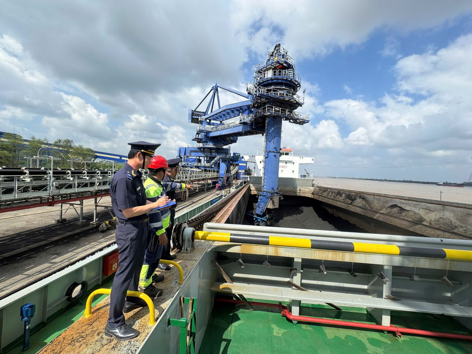 Hoạt động nghiệp vụ của công chức Chí cục Hải quan khu vực XIX. Ảnh: kv19.customs.gov.vn Hoạt động nghiệp vụ của công chức Chí cục Hải quan khu vực XIX. Ảnh: kv19.customs.gov.vn