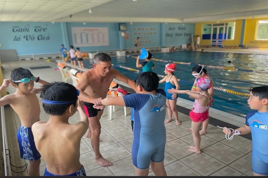 Hướng dẫn trẻ học bơi. Hướng dẫn trẻ học bơi.