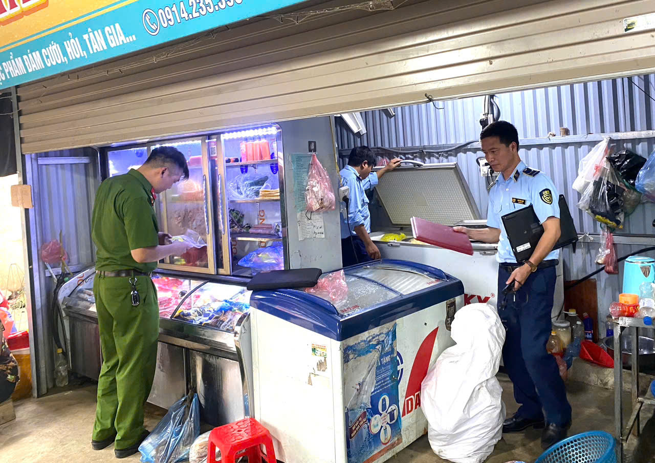Lào Cai: Công an xã Văn Bàn xử lý nhiều vi phạm trong đợt cao điểm bảo đảm an toàn thực phẩm
