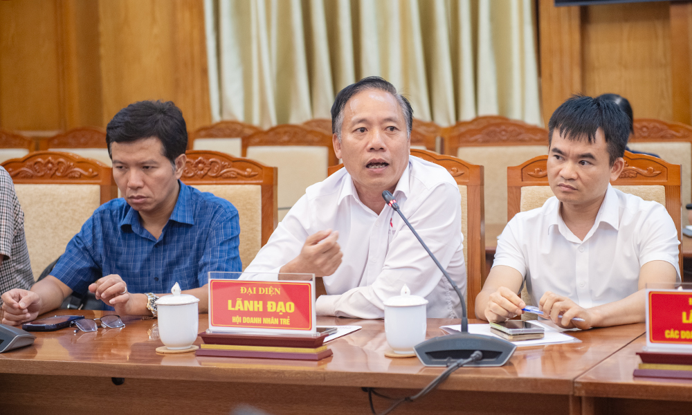 L&atilde;nh đạo C&ocirc;ng ty cổ phần cơ kh&iacute; v&agrave; tự động h&oacute;a Alpha Vina trao đổi những kh&oacute; khăn trong hợp t&aacute;c, li&ecirc;n kết với doanh nghiệp FDI.
