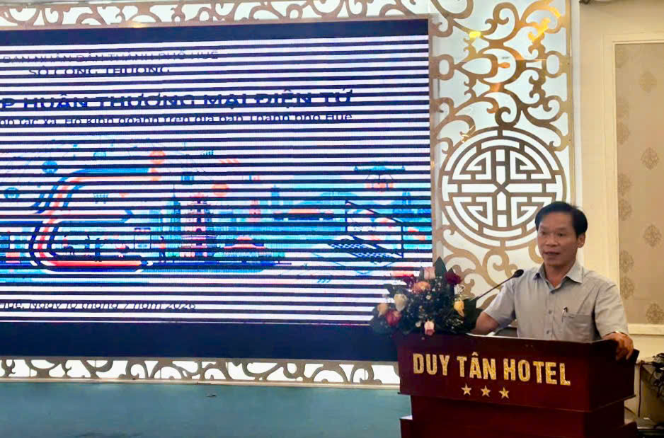 &Ocirc;ng Phan H&ugrave;ng Sơn, Ph&oacute; Gi&aacute;m đốc Sở C&ocirc;ng Thương th&agrave;nh phố Huế ph&aacute;t biểu khai mạc Hội nghị