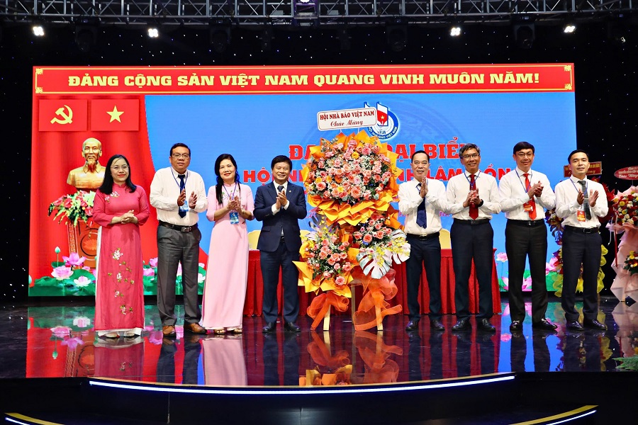 Ph&oacute; Chủ tịch Hội Nh&agrave; b&aacute;o Việt Nam Trần Trọng Dũng tặng hoa ch&uacute;c mừng Đại hội. Ảnh: Ch&iacute;nh Th&agrave;nh