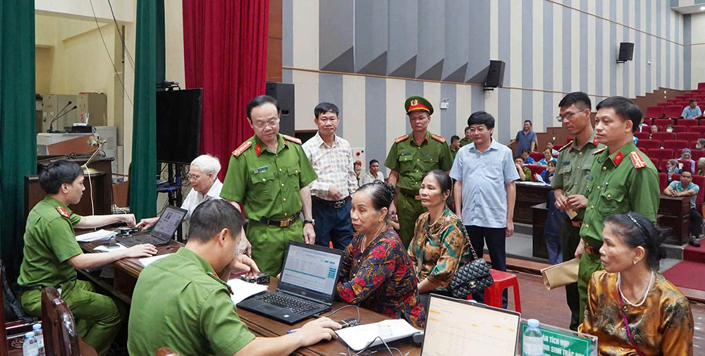 thu nhận mẫu ADN của th&acirc;n nh&acirc;n liệt sĩ chưa x&aacute;c định được danh t&iacute;nh tại phường Quế V&otilde;.