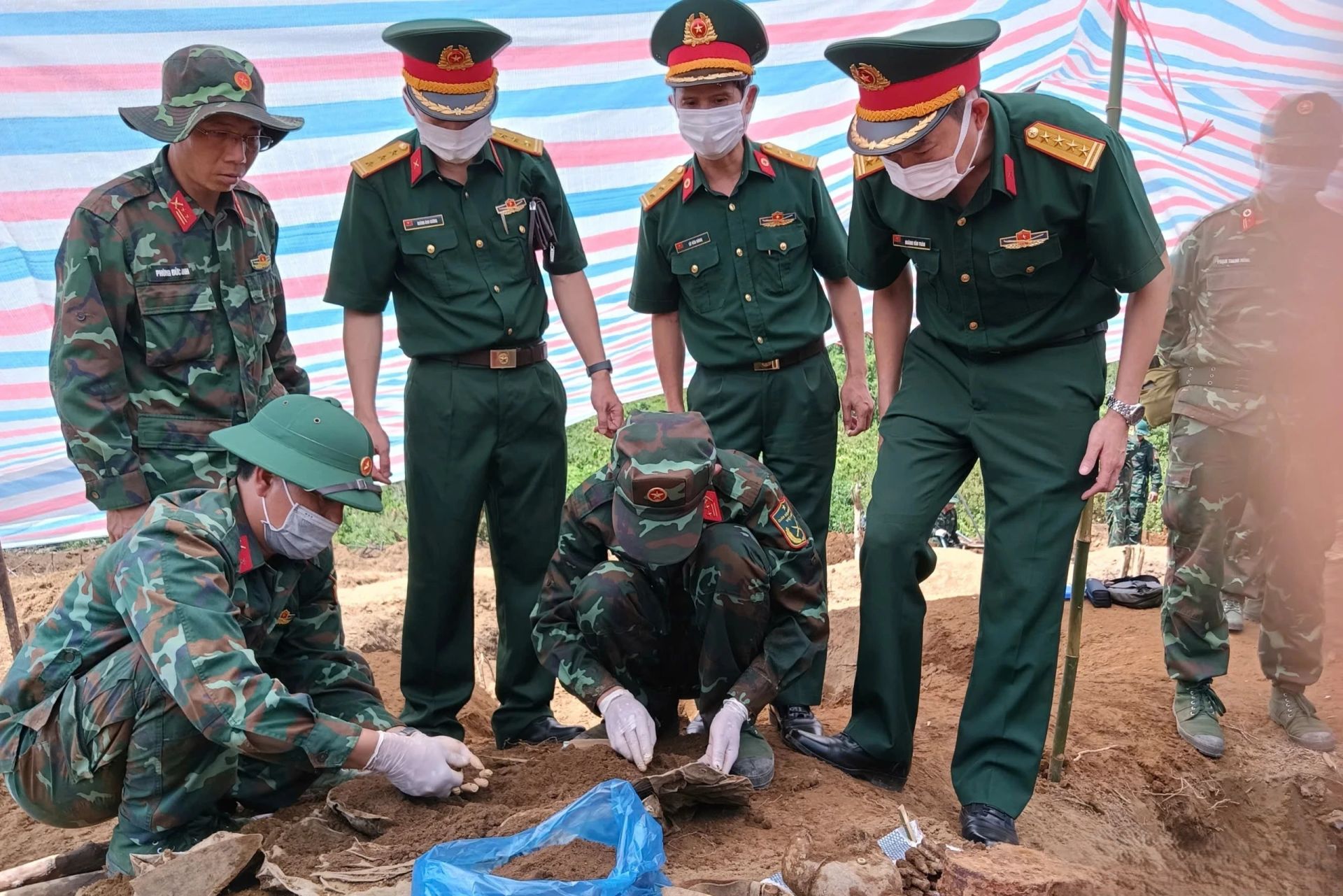 Toàn tỉnh Lào Cai đã huy động 3.000 lượt cán bộ, chiến sĩ tham gia thực hiện Chiến dịch 500 ngày đêm. Toàn tỉnh Lào Cai đã huy động 3.000 lượt cán bộ, chiến sĩ tham gia thực hiện Chiến dịch 500 ngày đêm.