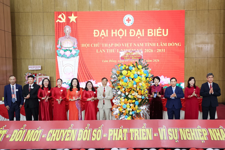 Tỉnh ủy, HĐND, UBND, Ủy ban MTTQ Việt Nam tỉnh Lâm Đồng tặng hoa chúc mừng đại hội. Tỉnh ủy, HĐND, UBND, Ủy ban MTTQ Việt Nam tỉnh Lâm Đồng tặng hoa chúc mừng đại hội.