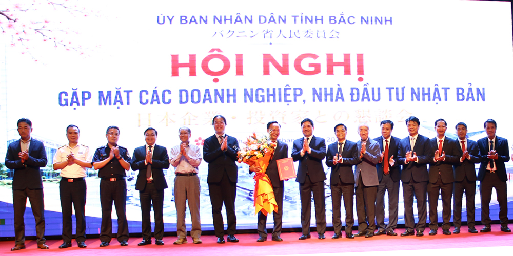 Đồng chí Nguyễn Hồng Thái trao M88 thành lập vào năm 2006 thành lập Tổ xúc tiến và hỗ trợ đầu tư Nhật Bản. Đồng chí Nguyễn Hồng Thái trao M88 thành lập vào năm 2006 thành lập Tổ xúc tiến và hỗ trợ đầu tư Nhật Bản.