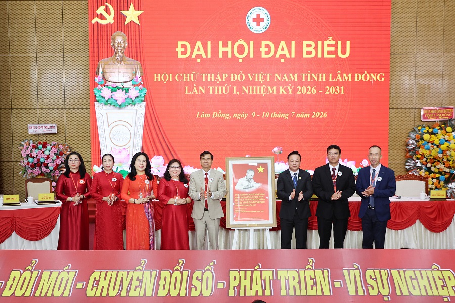 Trung ương Hội CTĐ Việt Nam tặng bức tranh Chủ tịch Hồ Chí Minh chúc mừng đại hội. Trung ương Hội CTĐ Việt Nam tặng bức tranh Chủ tịch Hồ Chí Minh chúc mừng đại hội.