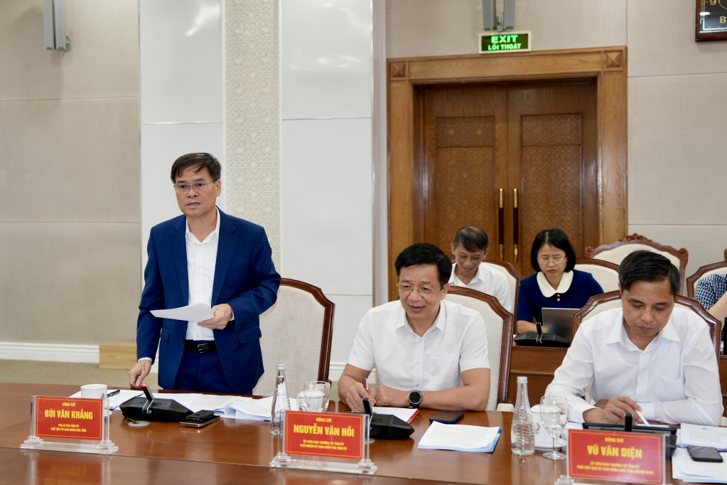 Ông Bùi Văn Khắng, Phó Bí thư Tỉnh ủy, Chủ tịch UBND tỉnh Quảng Ninh, phát biểu tại buổi làm việc Ông Bùi Văn Khắng, Phó Bí thư Tỉnh ủy, Chủ tịch UBND tỉnh Quảng Ninh, phát biểu tại buổi làm việc