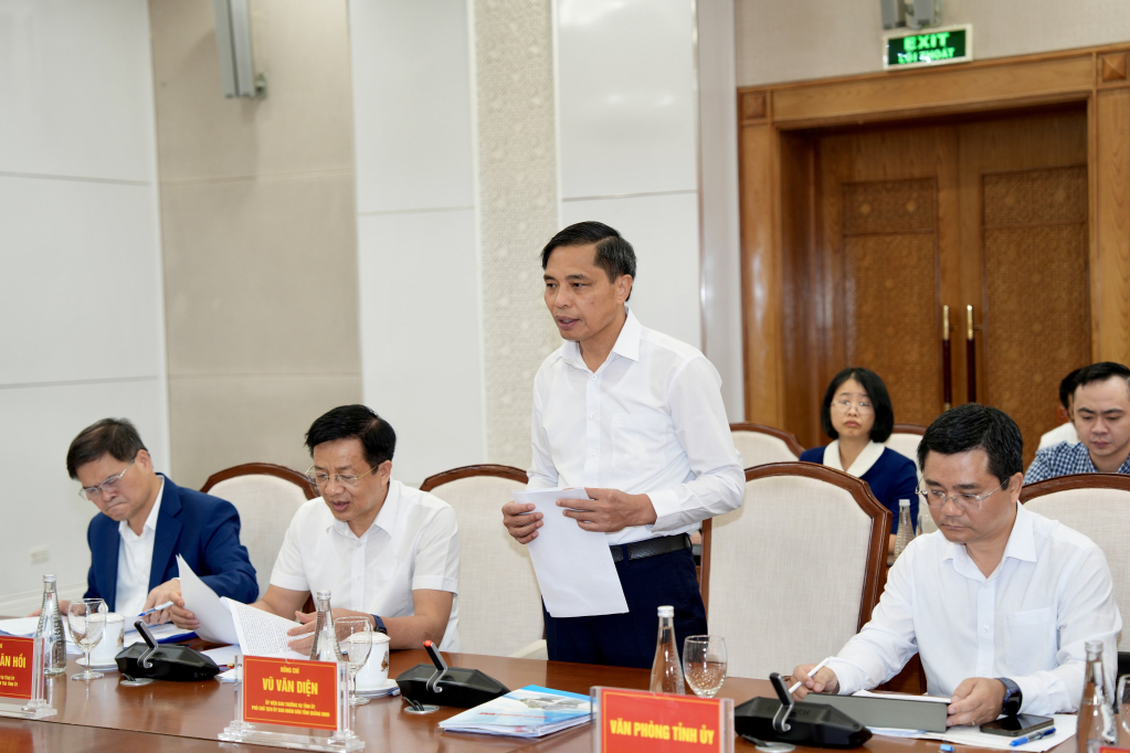 Ông Vũ Văn Diện, Phó Chủ tịch Thường trực UBND tỉnh Quảng Ninh, báo cáo tại buổi làm việc Ông Vũ Văn Diện, Phó Chủ tịch Thường trực UBND tỉnh Quảng Ninh, báo cáo tại buổi làm việc