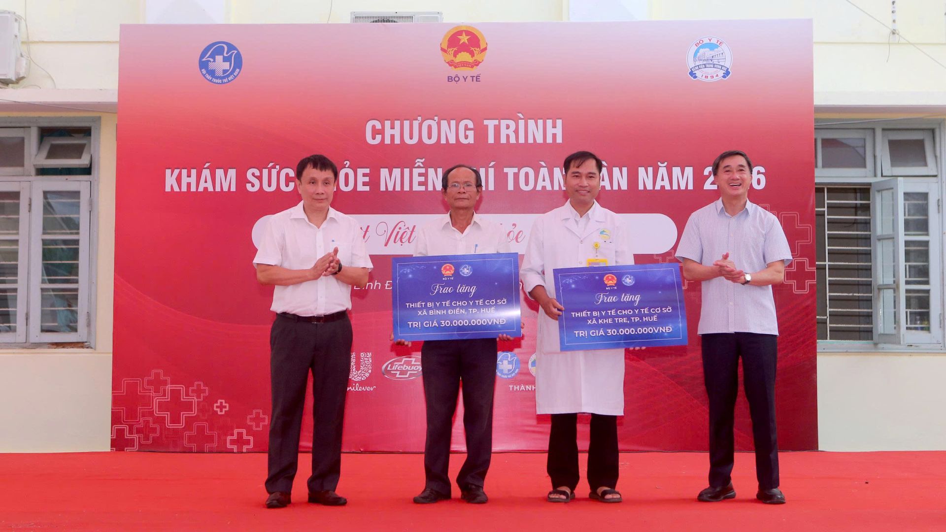 Trao tặng thiết bị y tế Trao tặng thiết bị y tế
