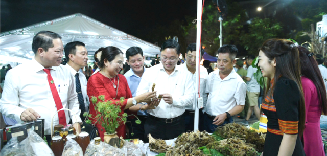 Các đại biểu tham quan gian hàng trưng bày, giới thiệu sâm Ngọc Linh xã Trà Linh. Các đại biểu tham quan gian hàng trưng bày, giới thiệu sâm Ngọc Linh xã Trà Linh.