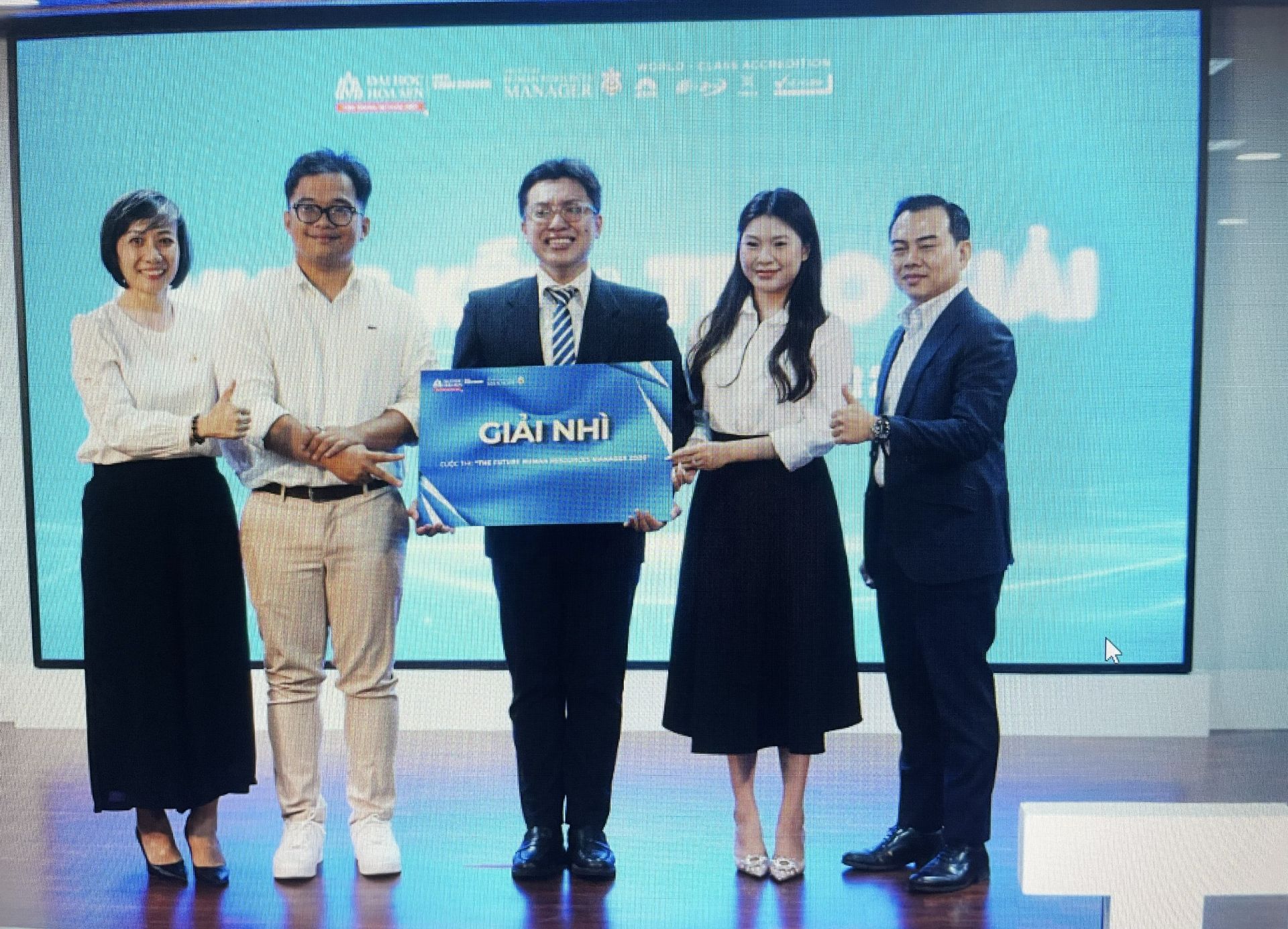 Giải Nhì được trao cho nhóm KAT với Mentor X - Nền tảng Mentoring & Career Action System cho nhân sự giai đoạn đầu sự nghiệp Giải Nhì được trao cho nhóm KAT với Mentor X - Nền tảng Mentoring & Career Action System cho nhân sự giai đoạn đầu sự nghiệp