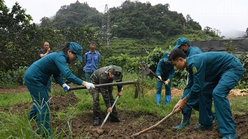 Lực lượng d&acirc;n qu&acirc;n x&atilde; Mộc Ch&acirc;u tham gia Chiến dịch 500 ng&agrave;y đ&ecirc;m đẩy mạnh t&igrave;m kiếm, quy tập v&agrave; x&aacute;c định danh t&iacute;nh h&agrave;i cốt liệt sĩ