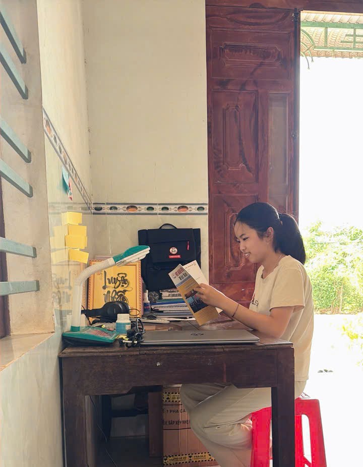 Tân thủ khoa Huỳnh Diễm My bày tỏ lòng biết ơn trước sự quan tâm của Hội, đồng thời cam kết sẽ tiếp tục nỗ lực học tập tại giảng đường đại học để không phụ sự kỳ vọng của gia đình, dòng họ và nhà trường. Ảnh: Dòng họ Hoàng Huỳnh Việt Nam Tân thủ khoa Huỳnh Diễm My bày tỏ lòng biết ơn trước sự quan tâm của Hội, đồng thời cam kết sẽ tiếp tục nỗ lực học tập tại giảng đường đại học để không phụ sự kỳ vọng của gia đình, dòng họ và nhà trường. Ảnh: Dòng họ Hoàng Huỳnh Việt Nam