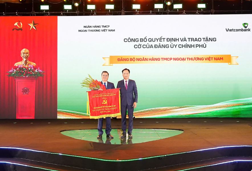 Nguyễn Thanh Tùng - Bí thư Đảng ủy, Chủ tịch HĐQT Vietcombank đại diện Đảng bộ ngân hàng đón nhận cờ thi đua của Đảng ủy Chính phủ vì đã có thành tích trong nhiệm kỳ 5 năm 2020-2025 (Đại diện Đảng ủy Chính phủ, đồng chí Lại Xuân Lâm - Phó Bí thư Chuyên trách trao tặng) Nguyễn Thanh Tùng - Bí thư Đảng ủy, Chủ tịch HĐQT Vietcombank đại diện Đảng bộ ngân hàng đón nhận cờ thi đua của Đảng ủy Chính phủ vì đã có thành tích trong nhiệm kỳ 5 năm 2020-2025 (Đại diện Đảng ủy Chính phủ, đồng chí Lại Xuân Lâm - Phó Bí thư Chuyên trách trao tặng)