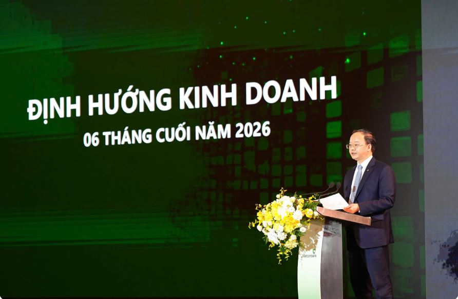 Ông Lê Quang Vinh - Phó Bí thư Đảng ủy, Thành viên HĐQT, Tổng Giám đốc Vietcombank trình bày báo cáo sơ kết hoạt động kinh doanh 6 tháng đầu năm, định hướng nhiệm vụ kinh doanh 6 tháng cuối năm Ông Lê Quang Vinh - Phó Bí thư Đảng ủy, Thành viên HĐQT, Tổng Giám đốc Vietcombank trình bày báo cáo sơ kết hoạt động kinh doanh 6 tháng đầu năm, định hướng nhiệm vụ kinh doanh 6 tháng cuối năm
