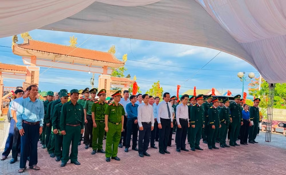 Các đại biểu dành phút mặc niệm tưởng nhớ các Anh hùng liệt sĩ Các đại biểu dành phút mặc niệm tưởng nhớ các Anh hùng liệt sĩ