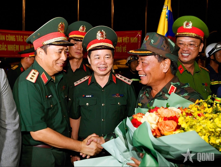Lãnh đạo Bộ Quốc phòng, Bộ Tổng Tham mưu, Tổng cục Chính trị và Đại biện lâm thời Đại sứ quán Venezuela tại Việt Nam chúc mừng đoàn Việt Nam hoàn thành nhiệm vụ trở về nước Lãnh đạo Bộ Quốc phòng, Bộ Tổng Tham mưu, Tổng cục Chính trị và Đại biện lâm thời Đại sứ quán Venezuela tại Việt Nam chúc mừng đoàn Việt Nam hoàn thành nhiệm vụ trở về nước