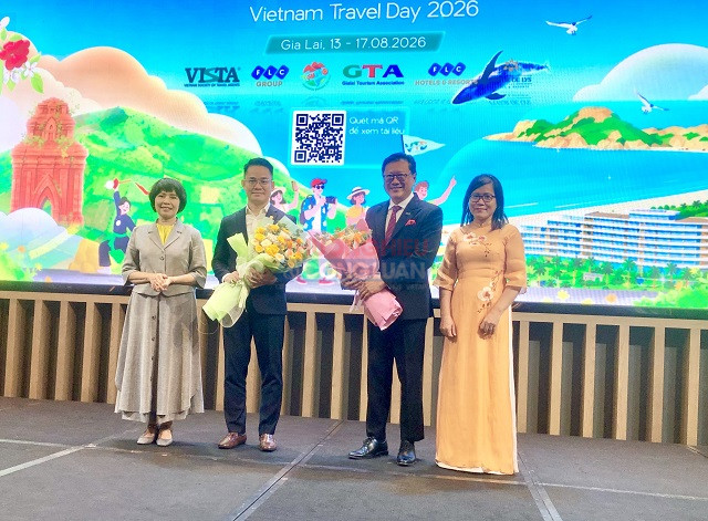 Ban tổ chức tặng hoa cảm ơn các nhà tài trợ. Ảnh: Viết Hiền Ban tổ chức tặng hoa cảm ơn các nhà tài trợ. Ảnh: Viết Hiền