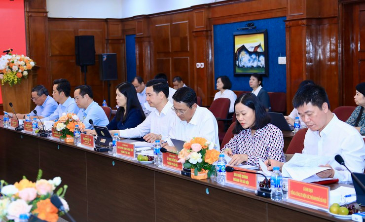 Các đại biểu tham dự cuộc làm việc.