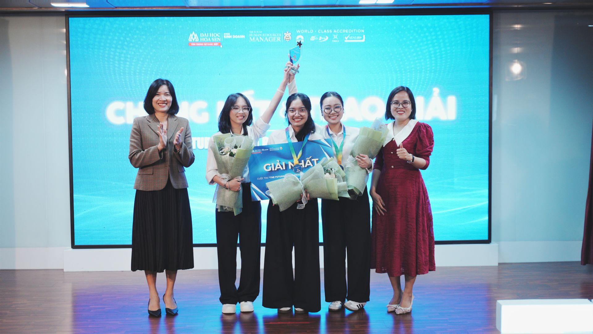 Cuộc thi &ldquo;Nh&agrave; Quản trị Nh&acirc;n sự tương lai&rdquo; kh&ocirc;ng chỉ l&agrave; hoạt động học thuật thường ni&ecirc;n m&agrave; c&ograve;n l&agrave; một phần trong hệ sinh th&aacute;i đ&agrave;o tạo ng&agrave;nh Quản trị nh&acirc;n lực HSU.