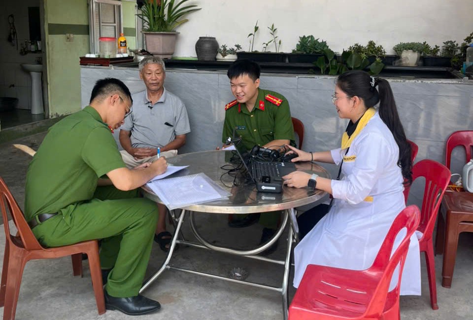 Thực hiện thu nhận mẫu sinh phẩm ADN th&acirc;n nh&acirc;n liệt sĩ tại x&atilde; Na Dương