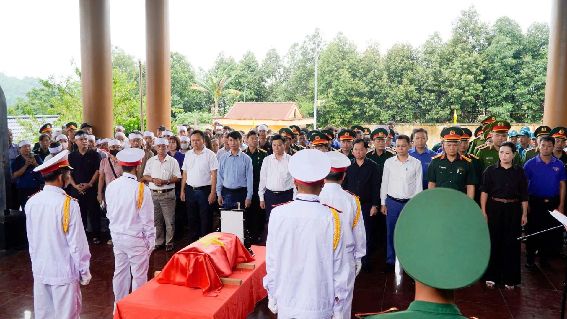 C&aacute;c đại biểu, th&acirc;n nh&acirc;n liệt sĩ v&agrave; Nh&acirc;n d&acirc;n th&agrave;nh k&iacute;nh d&acirc;ng hương tưởng niệm Liệt sỹ Nguyễn Tiến Dũng.