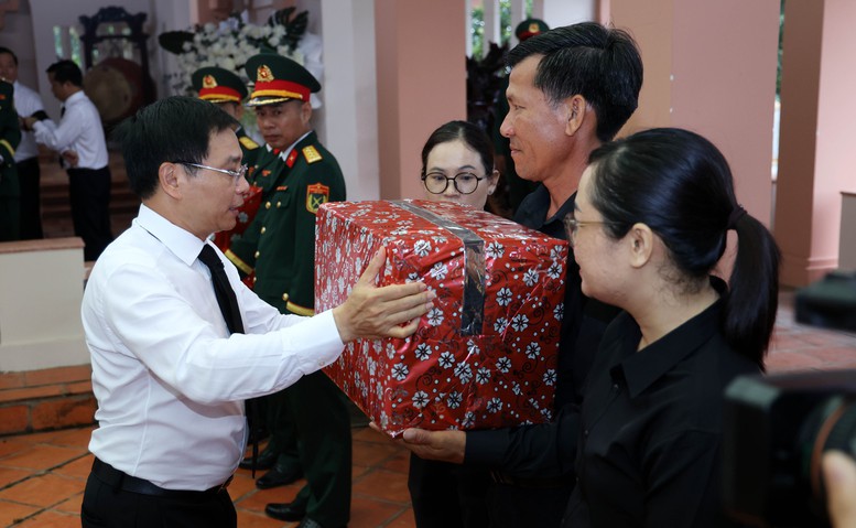 Phó Thủ tướng Nguyễn Văn Thắng tặng quà cho các lực lượng, đơn vị tham gia tìm kiếm hài cốt liệt sĩ - Ảnh VGP/Đức Tuân Phó Thủ tướng Nguyễn Văn Thắng tặng quà cho các lực lượng, đơn vị tham gia tìm kiếm hài cốt liệt sĩ - Ảnh VGP/Đức Tuân