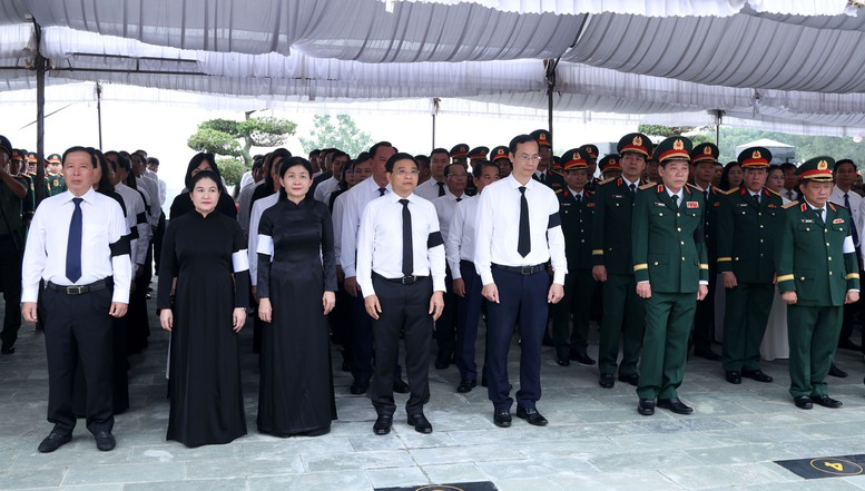 Phó Thủ tướng Nguyễn Văn Thắng và các đại biểu tưởng niệm các anh hùng liệt sĩ - Ảnh VGP/Đức Tuân Phó Thủ tướng Nguyễn Văn Thắng và các đại biểu tưởng niệm các anh hùng liệt sĩ - Ảnh VGP/Đức Tuân
