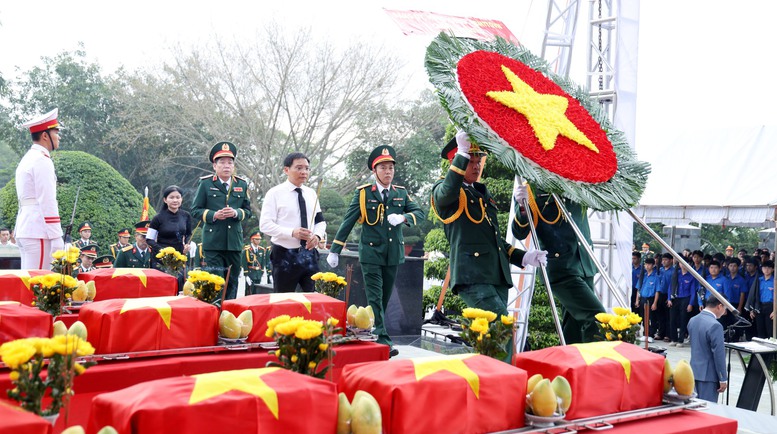 Phó Thủ tướng Nguyễn Văn Thắng và các đại biểu dâng hương, dâng hoa tưởng niệm các anh hùng liệt sĩ - Ảnh VGP/Đức Tuân Phó Thủ tướng Nguyễn Văn Thắng và các đại biểu dâng hương, dâng hoa tưởng niệm các anh hùng liệt sĩ - Ảnh VGP/Đức Tuân