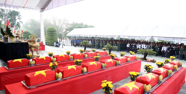 Phó Thủ tướng Nguyễn Văn Thắng và các đại biểu tưởng niệm các anh hùng liệt sĩ - Ảnh VGP/Đức Tuân Phó Thủ tướng Nguyễn Văn Thắng và các đại biểu tưởng niệm các anh hùng liệt sĩ - Ảnh VGP/Đức Tuân