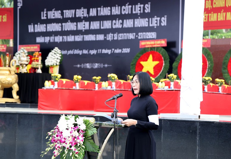 Phó Chủ tịch UBND thành phố Đồng Nai Nguyễn Thị Hoàng đọc điếu văn tại buổi lễ - Ảnh VGP/Đức Tuân Phó Chủ tịch UBND thành phố Đồng Nai Nguyễn Thị Hoàng đọc điếu văn tại buổi lễ - Ảnh VGP/Đức Tuân