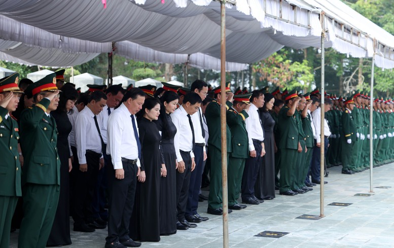 Phó Thủ tướng Nguyễn Văn Thắng và các đại biểu dành một phút mặc niệm tri ân các anh hùng liệt sĩ - Ảnh VGP/Đức Tuân Phó Thủ tướng Nguyễn Văn Thắng và các đại biểu dành một phút mặc niệm tri ân các anh hùng liệt sĩ - Ảnh VGP/Đức Tuân