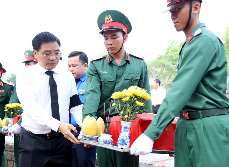 Phó Thủ tướng Nguyễn Văn Thắng và các đại biểu tiễn đưa anh linh các anh hùng liệt sĩ về nơi an nghỉ cuối cùng - Ảnh VGP/Đức Tuân Phó Thủ tướng Nguyễn Văn Thắng và các đại biểu tiễn đưa anh linh các anh hùng liệt sĩ về nơi an nghỉ cuối cùng - Ảnh VGP/Đức Tuân